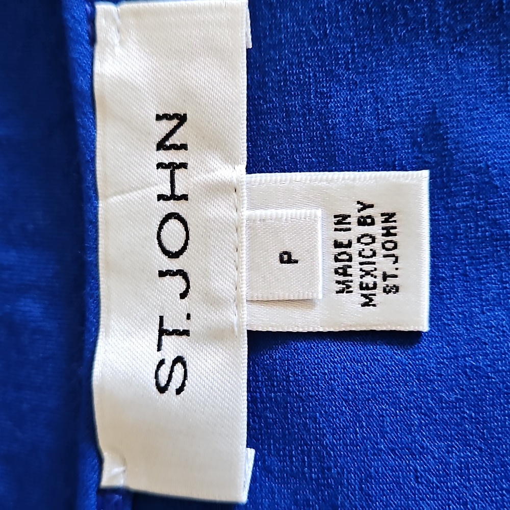ST. JOHN Viscose Blend Short Sleeve Top With Embelleshed Neckline, Size P (XS) - Picture 10 of 14